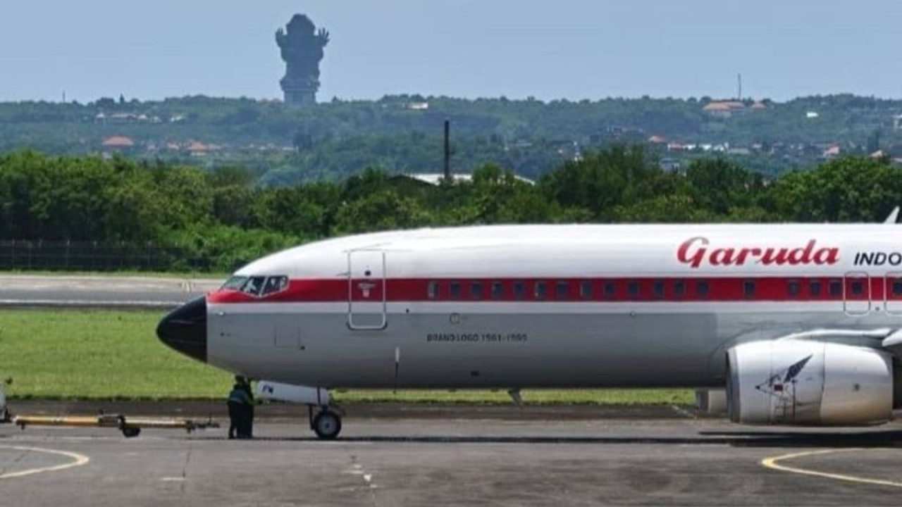 Pesawat Garuda Indonesia saat landing di Bandara I Gusti Ngurah Rai, Bali
