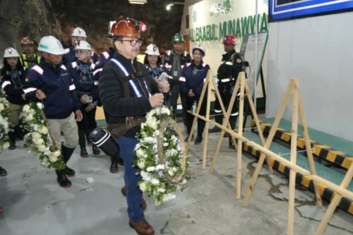 Presiden Direktur PTFI Tony Wenas saat meletakkan karangan bunga di tambang Grassberg dan tambang bawah tanah Deep Mill Level Zone (DMLZ)