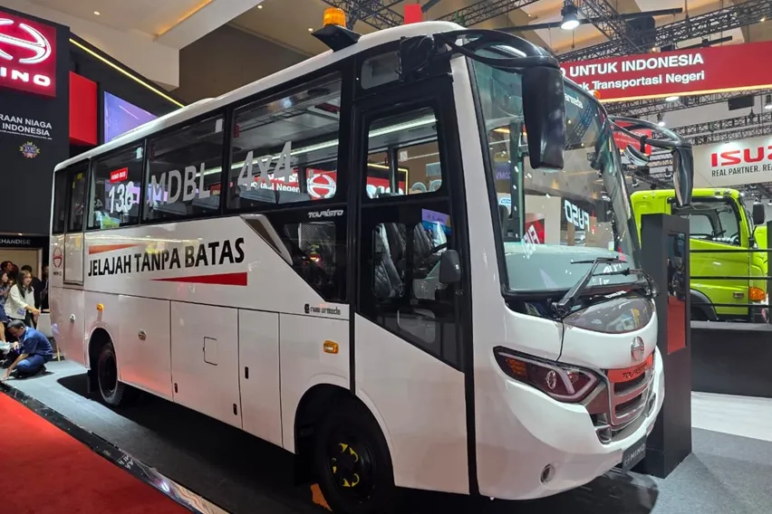 Hino Hadirkan Bus 4x4 untuk Medan Berat di GIICOMVEC 2026