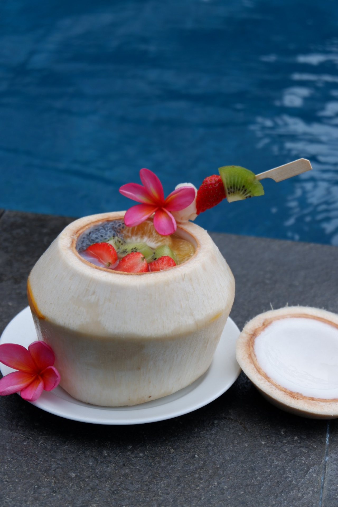 Coconut Fruity Splash bisa dinikmati di tepi kolam renang Hotel Santika Gresik