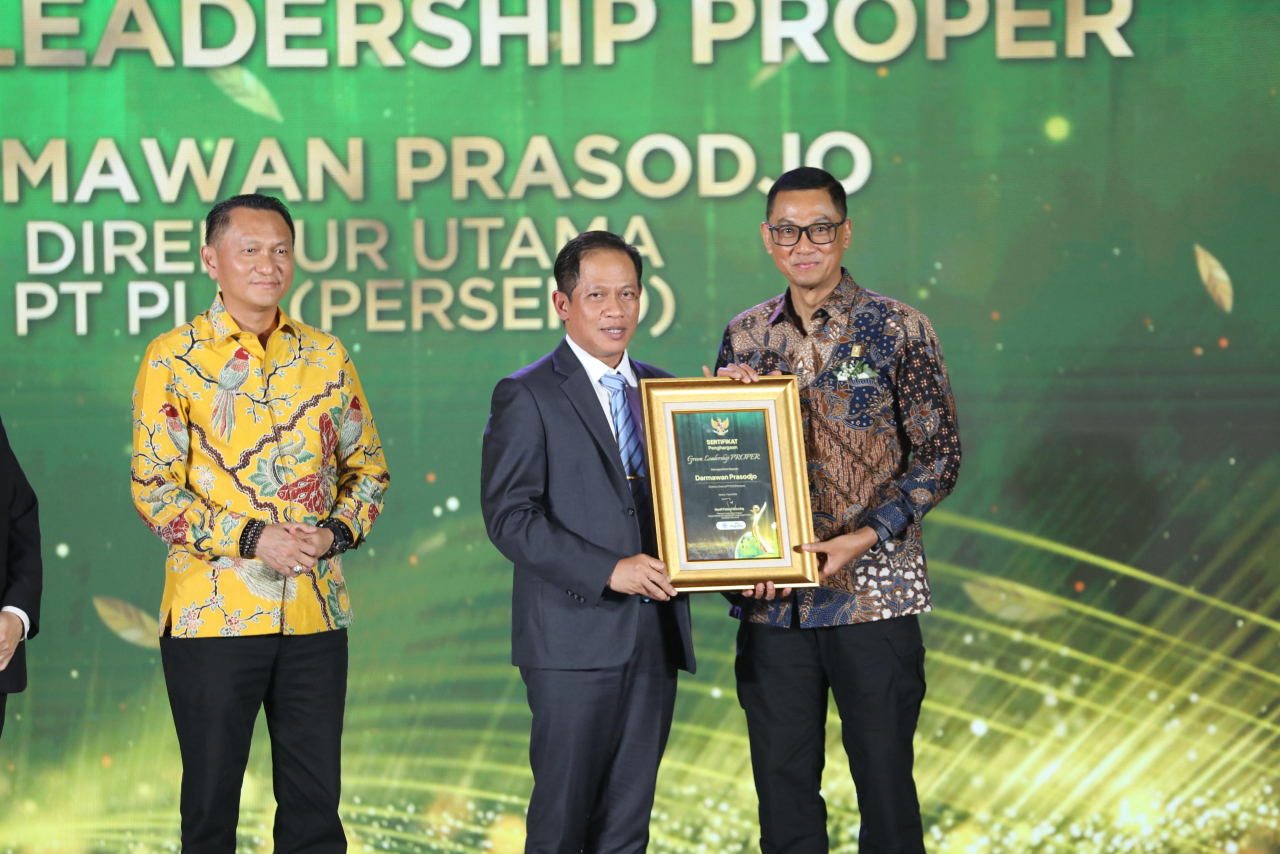 Penyerahan penghargaan Green Leadership PROPER oleh Menteri Lingkungan Hidup/Kepala Badan Pengendalian Lingkungan Hidup, Hanif Faisol Nurofiq (tengah) kepada Direktur Utama PLN, Darmawan Prasodjo