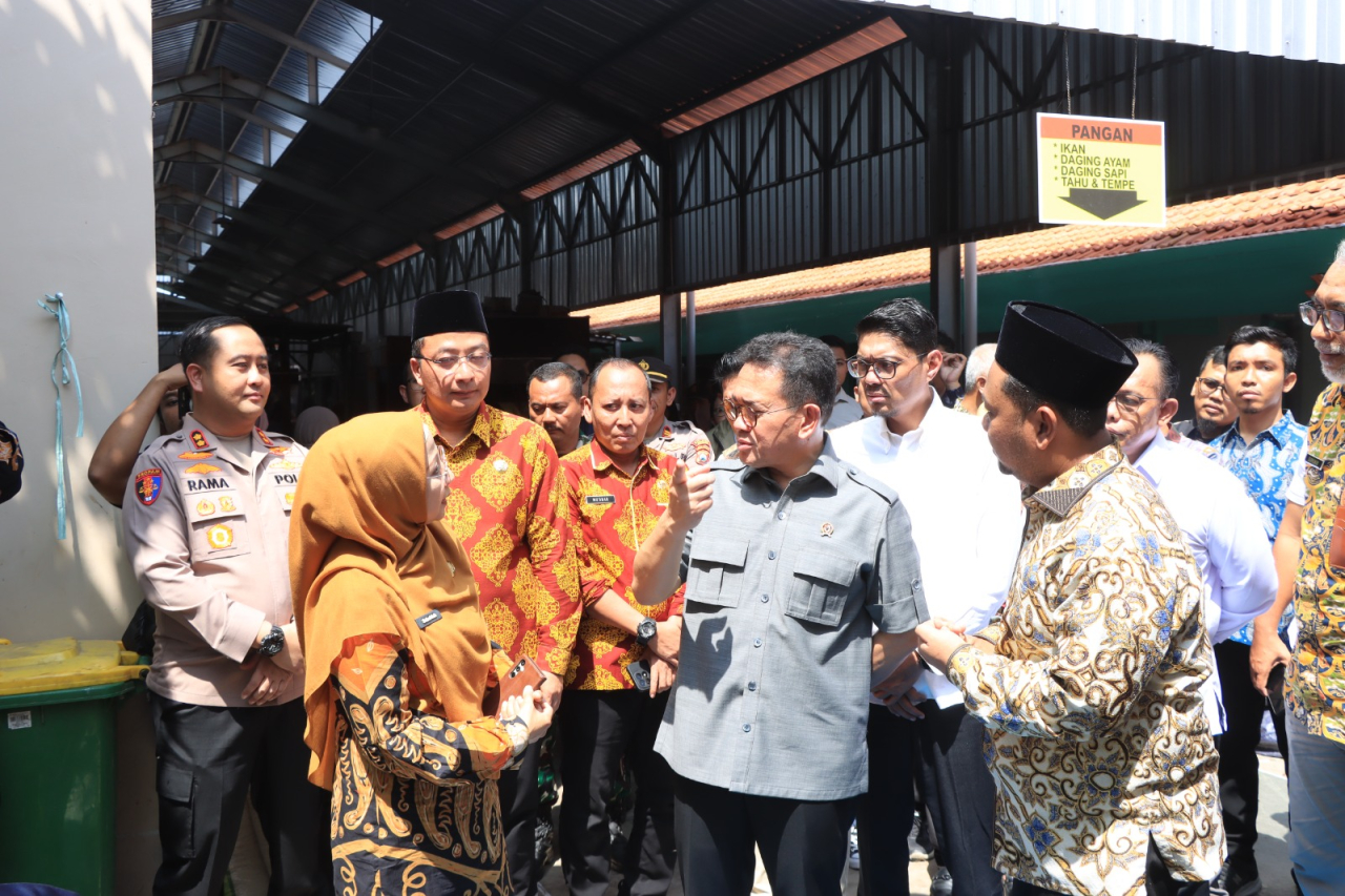 Menteri Perdagangan RI, Budi Santoso didampingi Bupati Gresik Fandi Akhmad Yani usai peresmian Pasar Sidayu
