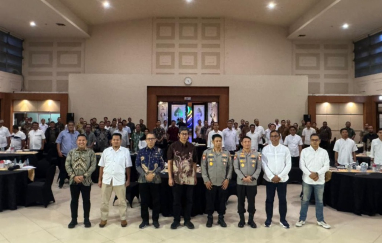 Suasana foto bersama usai pelaksanaan Forum Group Discussion (FGD) PT Sinergi Gula Nusantara, yang dihadiri oleh Irene Putrie, S.H., M.Hum., selaku Direktur Pertimbangan Hukum pada Jaksa Agung Muda Perdata dan Tata Usaha Negara Kejaksaan Agung RI, bersama
