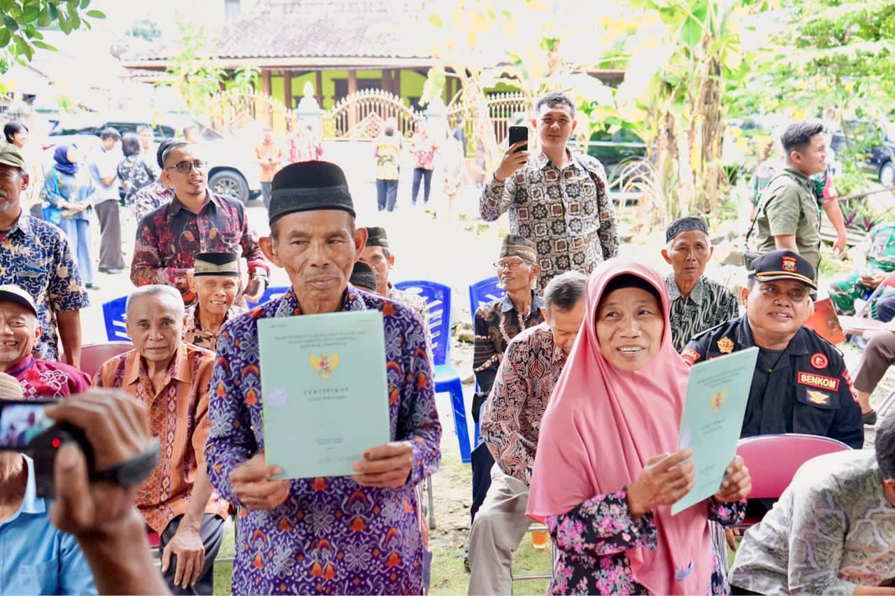 Sertipikat diserahkan langsung di kediaman Mbah Tupon, dengan disaksikan oleh perwakilan Kementerian Agraria dan Tata Ruang/Badan Pertanahan Nasional (ATR/BPN)