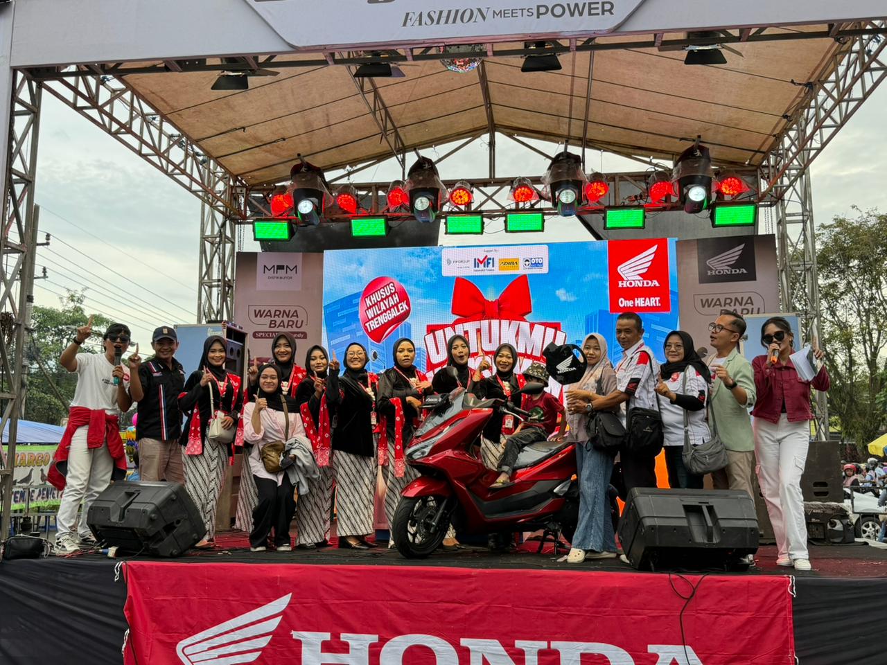 Para pemenang undian Program “Untukmu Konsumen Honda” (UKH) untuk periode pembelian Januari–Maret 2026 yang dilaksanakan di Stadion Menak Sopal