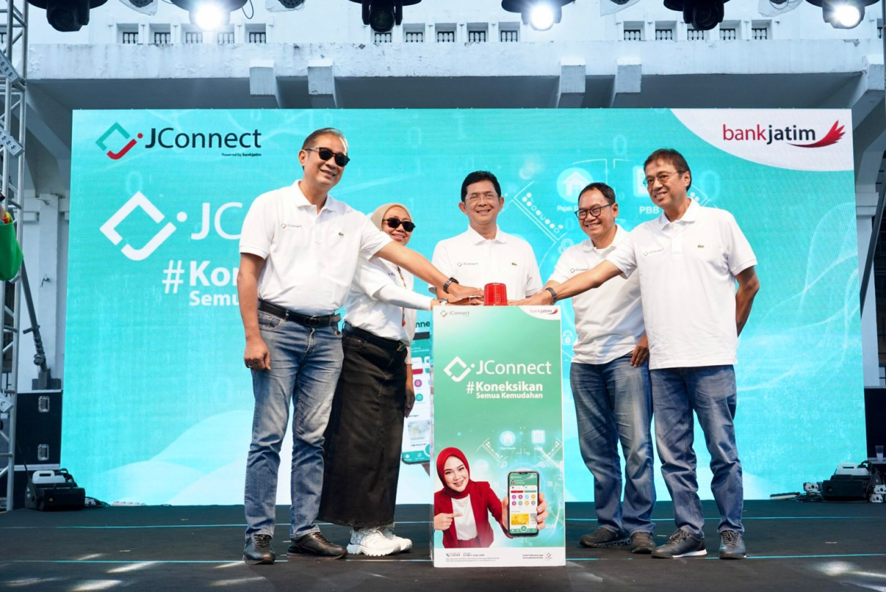 Road to JConnect Zone ini dihadiri oleh Direktur Utama Bank Jatim Winardi Legowo, bersama para direksi lainnya