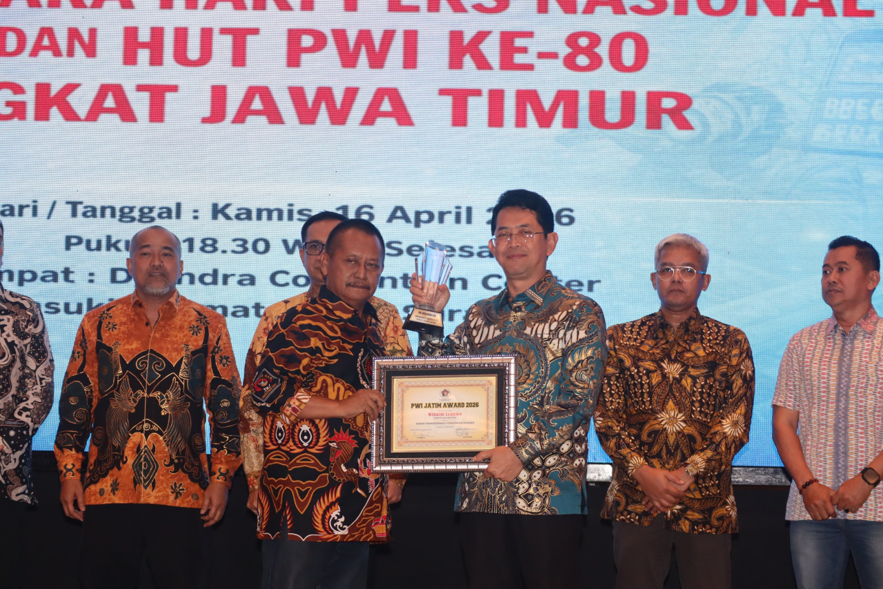 penghargaan diserahkan langsung oleh Ketua PWI Jawa Timur Lutfil Hakim dan diterima oleh Winardi Legowo dalam kegiatan puncak resepsi Peringatan Hari Pers Nasional (HPN) 2026