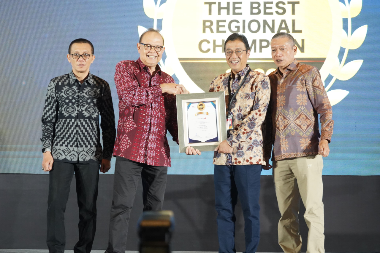 Ppenghargaan tersebut diberikan langsung oleh Chairman Infobank Media Group Eko B. Supriyanto serta Dewan Pakar Infobank Sigit Pramono dan diterima oleh Direktur Bisnis Mikro, Ritel, & Usaha Syariah Bank Jatim Tonny Prasetyo