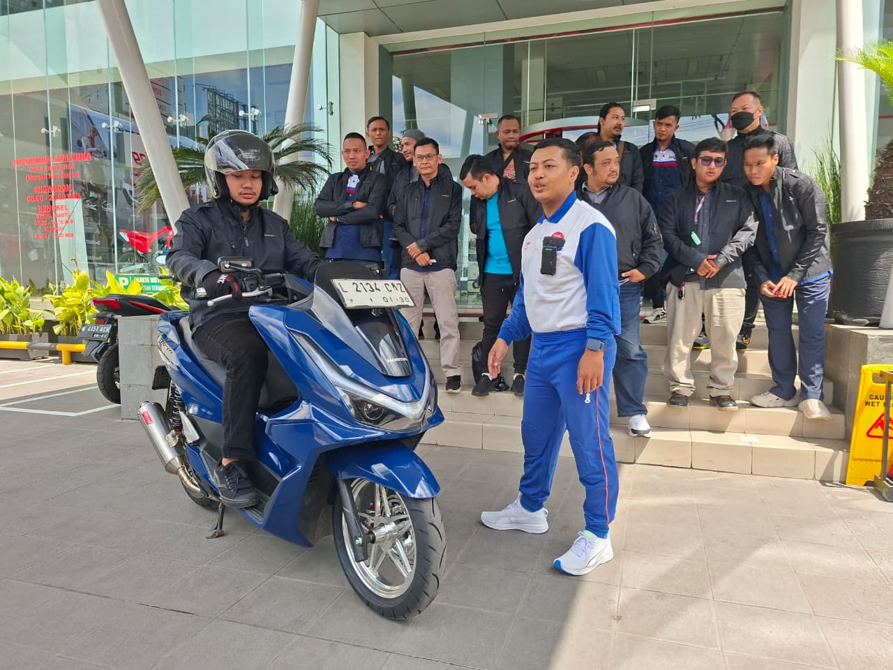 Keseruan “NGASAB (Ngaspal Sama Bapack)” yang digelar MPM Honda Jatim bersama Honda PCX160 RoadSync.
