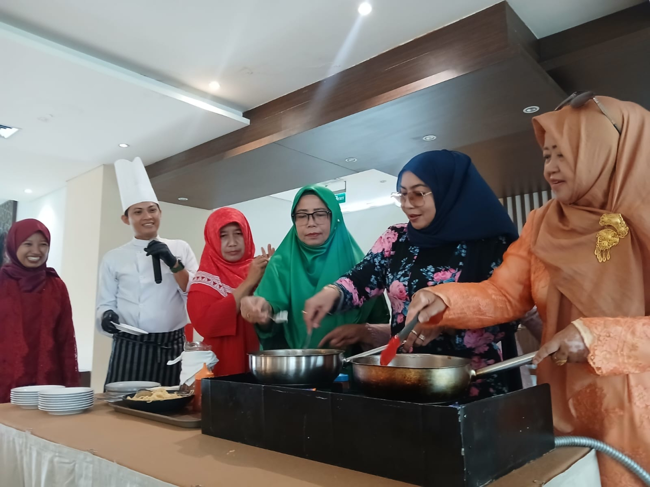 Emak-emak berkebaya menikmati keseruan masak live cooking dipandu chef Hotel Santika Gresik