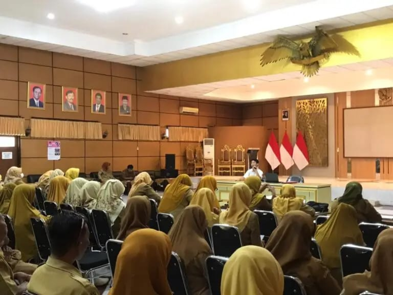 Pemerintah Kabupaten (Pemkab) Jember melibatkan Aparatur Sipil Negara (ASN) dalam proses verifikasi dan validasi (verval) data kemiskinan, khususnya pada kelompok Desil 1