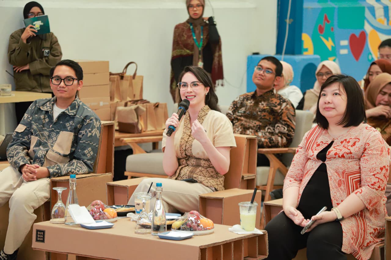 Arumi Bachsin Emil Dardak secara resmi membuka sekaligus sebagai panelis ahli dalam acara "Inagurasi 10 Kartini Muda Penggiat Kriya dan Fashion Jawa Timur 2026".