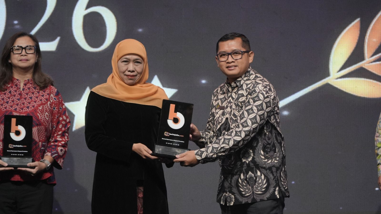 Yunianta Sekretaris Perusahaan PT Sinergi Gula Nusantara menerima Penghargaan yag diserahkan Khofifah Indar  Parawansa Gubernur Jawa Timur di Ballroom Grandcity.