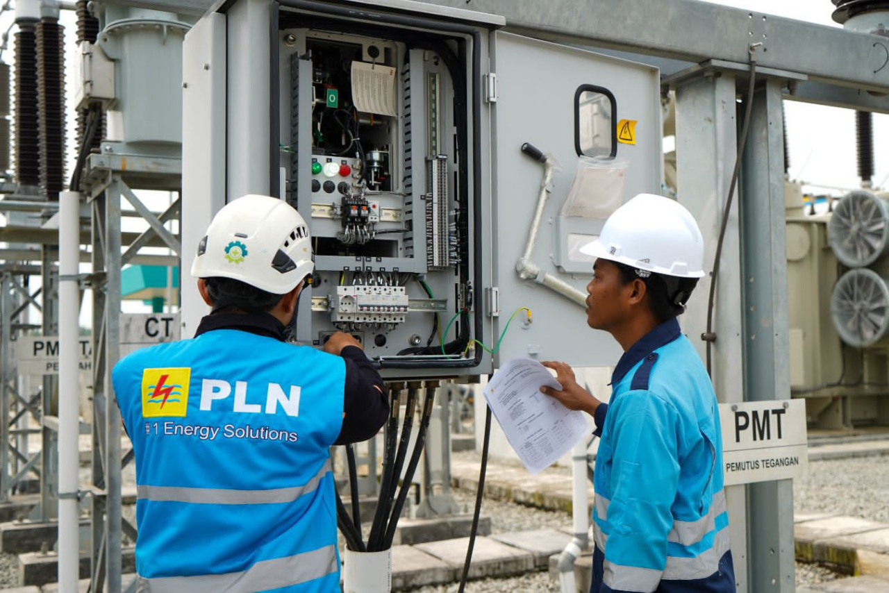 Petugas PLN mengecek kondisi seluruh perangkat, termasuk _circuit breaker_ (CB) untuk memastikan dapat berfungsi secara optimal