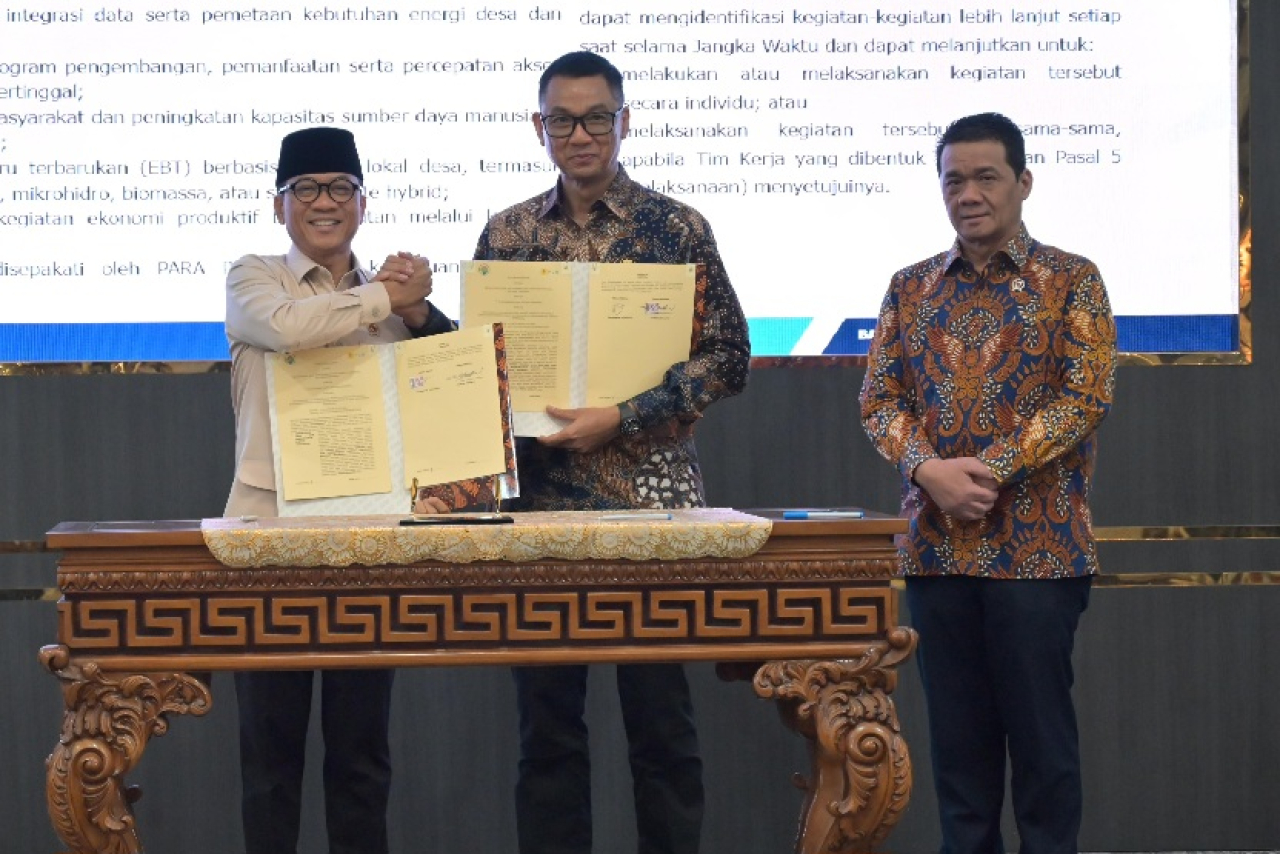 Penandatanganan _Memorandum of Understanding_ (MoU) oleh Menteri Desa dan Pembangunan Daerah Tertinggal, Yandri Susanto (kiri) dan Direktur Utama PLN, Darmawan Prasodjo (tengah)