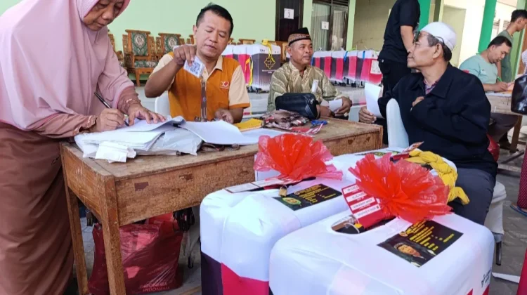 Jemaah Haji Ponorogo Tandai Koper dengan Kresek Dibentuk Bunga