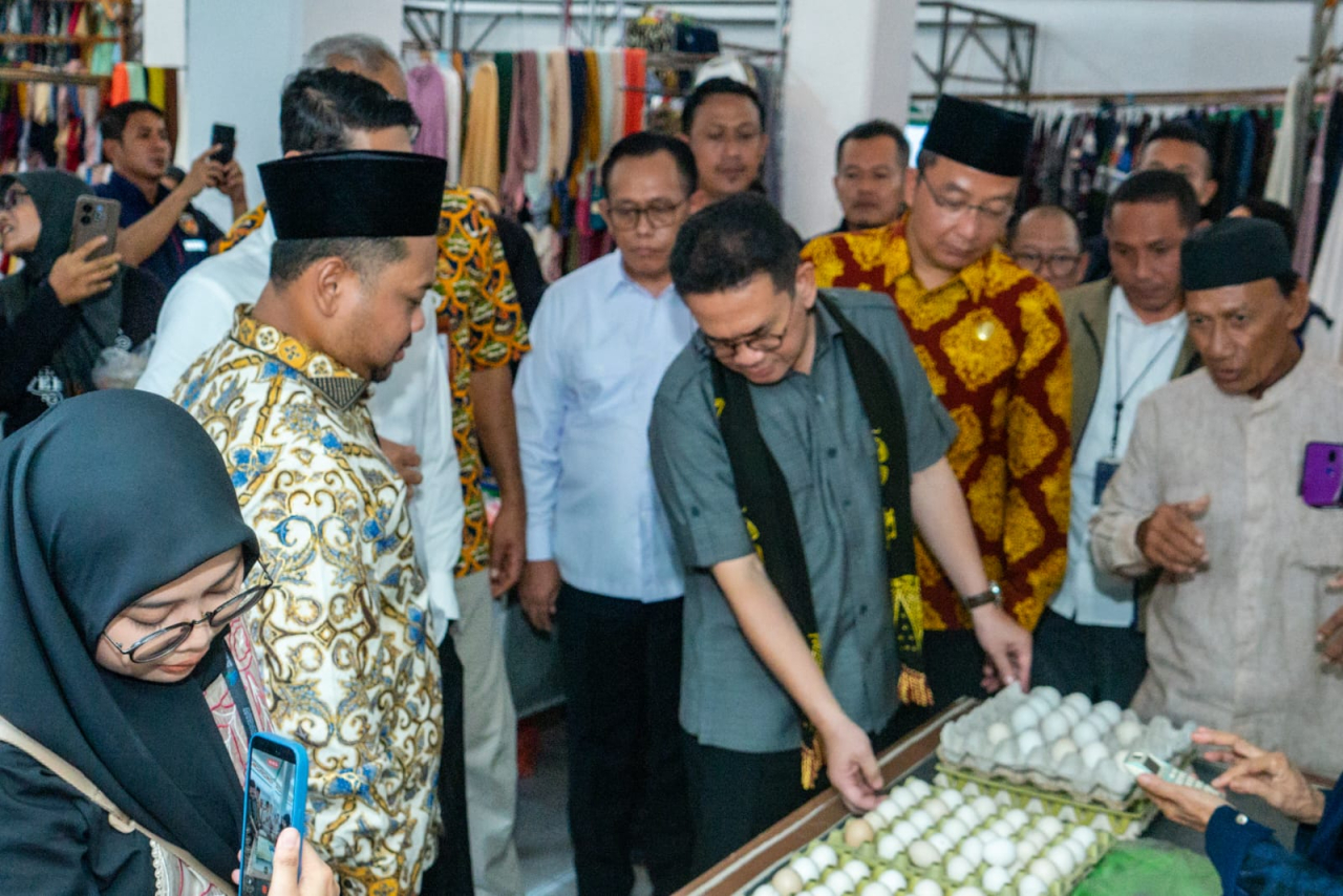 Menteri Perdagangan (Mendag) Budi Santoso saat meninjau stand pedagang pasar di Sidayu Gresik