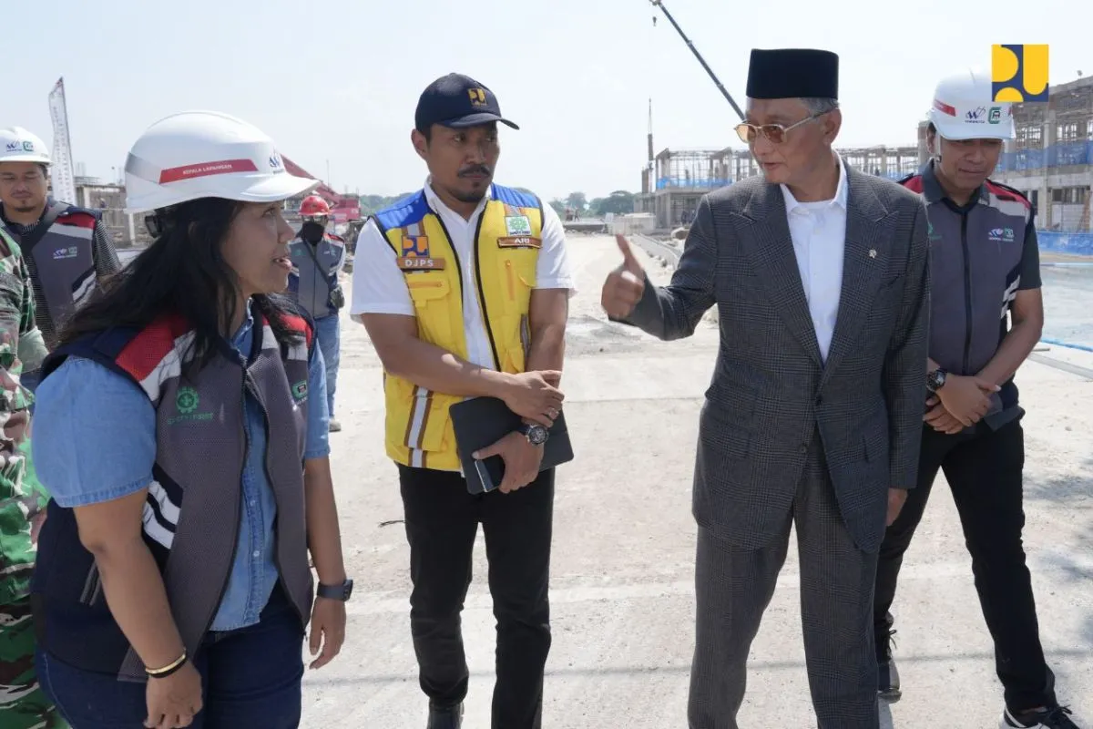 Menteri Pekerjaan Umum (PU) Dody Hanggodo saat meninjau pembangunan Sekolah Rakyat (SR) Tahap II di Kota Surabaya