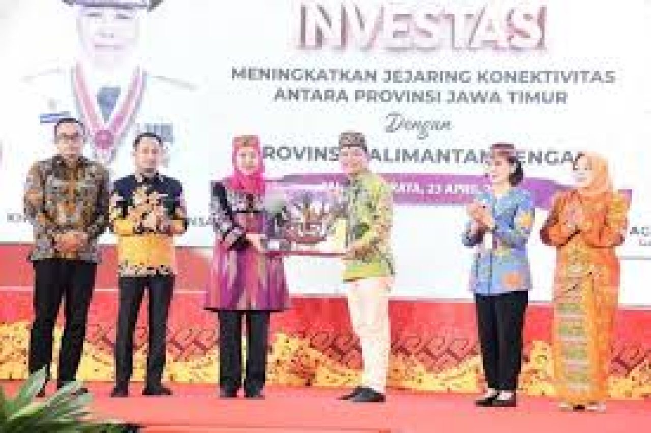 Gubernur Jatim Khofifah bersama Gubernur Kalteng Agustiar Sabran di Palangka Raya dalam misi dagang
