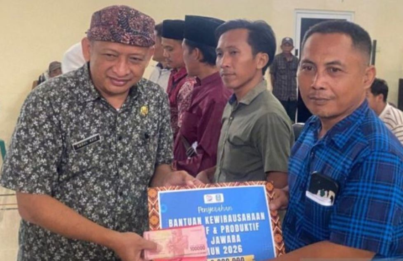 Pemerintah Provinsi (Pemprov) Jawa Timur memberikan bantuan modal usaha kepada 98 pelaku usaha mikro kecil dan menengah (UMKM) di Kabupaten Bangkalan