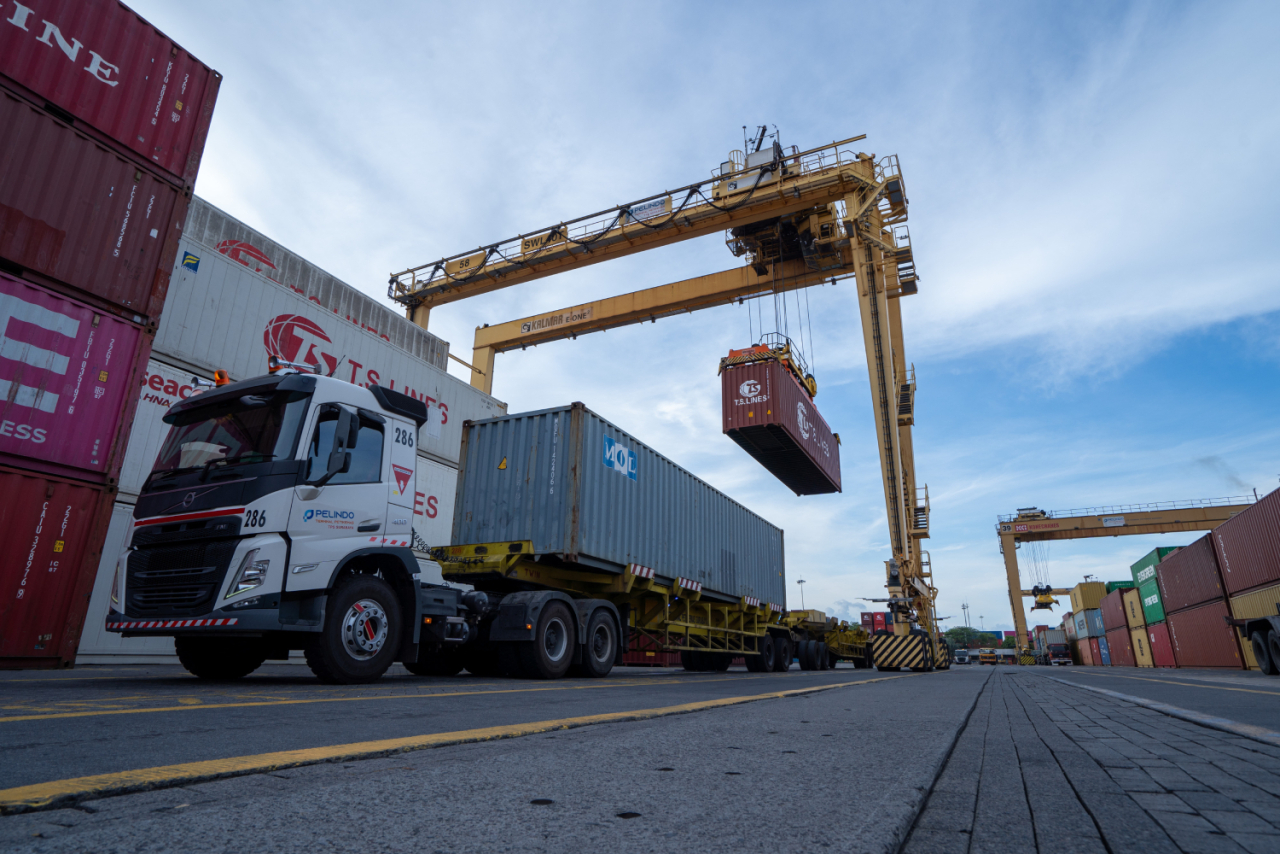 Aktifitas bongkar muat petikemas domestik di PT IPC Terminal Petikemas (IPC TPK)
