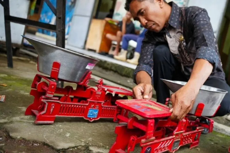Dinas Perdagangan Madiun Lakukan Tera Ulang Timbangan Pedagang Pasar Sleko