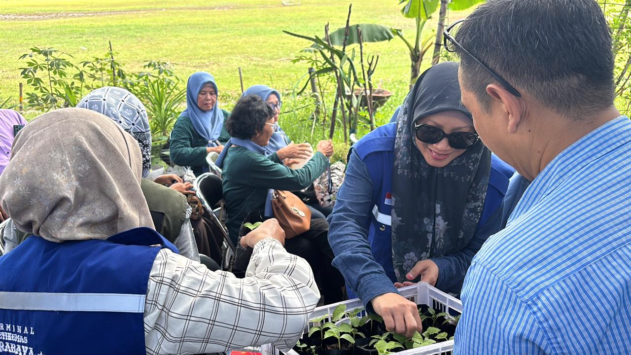 kegiatan edukasi pengelolaan bank sampah kepada warga RW 10 Kelurahan Sidotopo Wetan, Surabaya di Lapangan Sepak Bola Colombo, Surabaya.