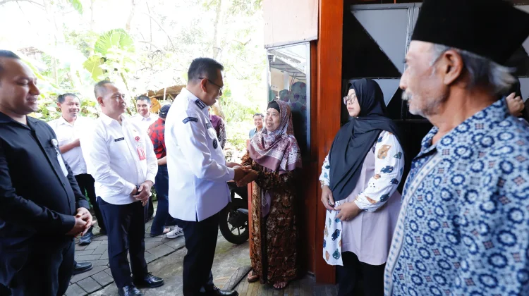 Wali Kota Batu Serahkan Santunan Peserta BPJS Ketenagakerjaan
