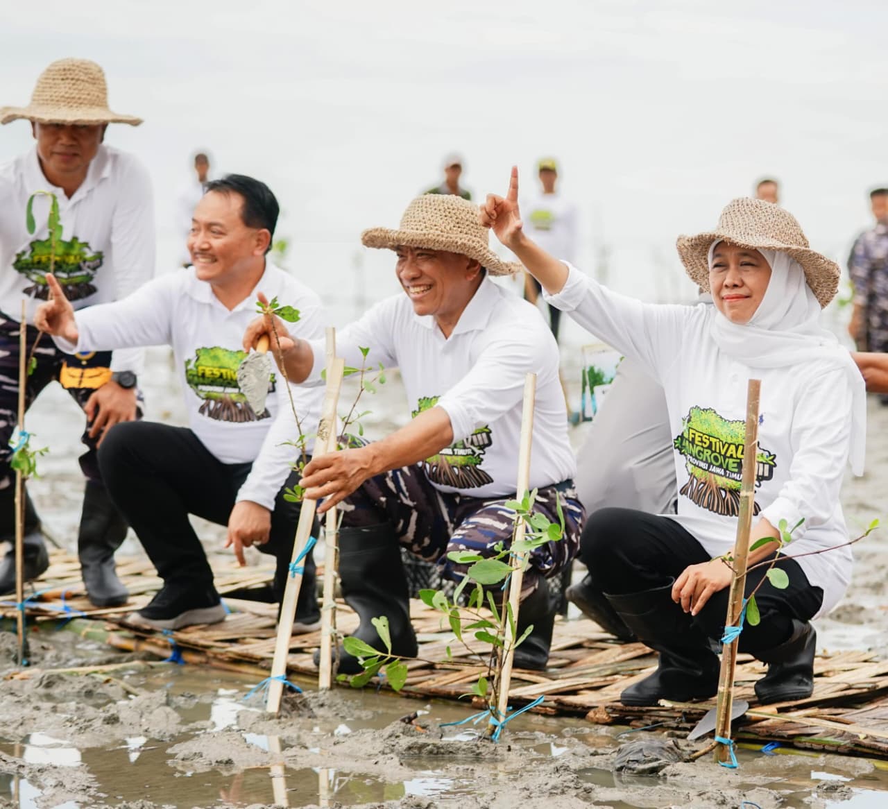 Gubernur Jawa Timur Khofifah Indar Parawansa saat mengikuti penanaman pohon di areal kehutanan