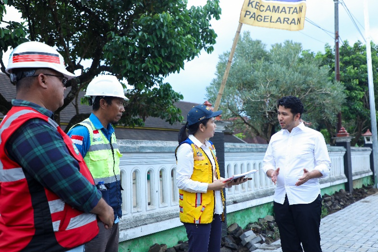 Wakil Gubernur Jawa Timur Emil Elestianto Dardak meninjau pekerjaan pelebaran jalan yang ada di Kabupaten Malang,