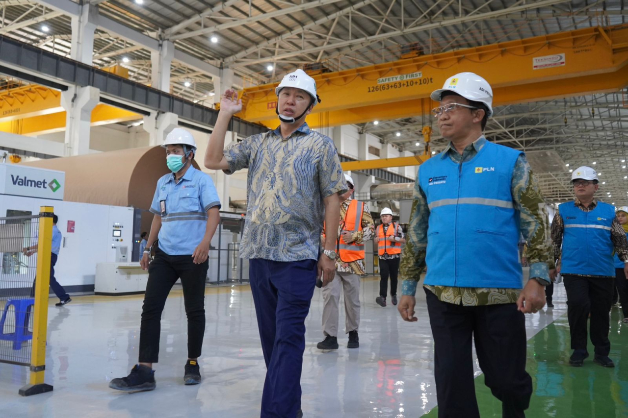 Direktur Niaga dan Retail PLN, Adi Priyanto (kedua dari kanan) didampingi Mill Head PT IKPP - Karawang Mills, Hendri Gunawan (kedua dari kiri) melakukan site visit di lokasi pabrik PT Indah Kiat Pulp