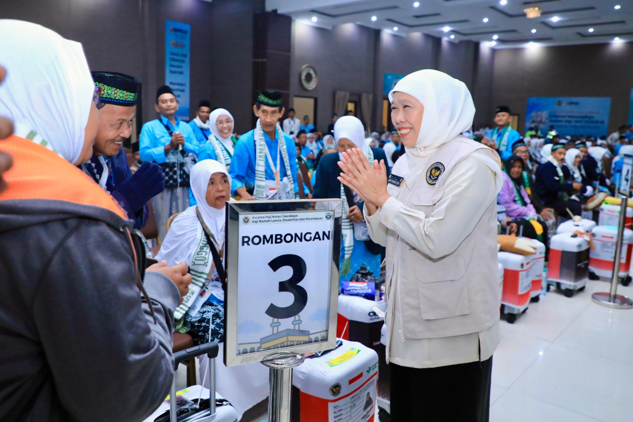 Gubernur Jawa Timur Khofifah Indar Parawansa melepas keberangkatan jemaah haji kelompok terbang (kloter) pertama Embarkasi Surabaya