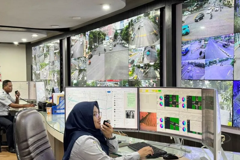 Surabaya Intelligent Transport System (SITS) dan integrasi layanan publik berbasis teknologi.