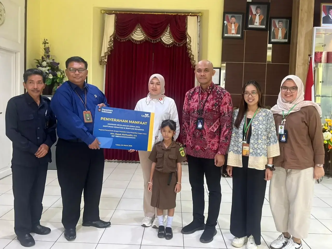 TASPEN Surabaya Serahkan Manfaat JKK dan Beasiswa Bagi Ahli Waris ASN