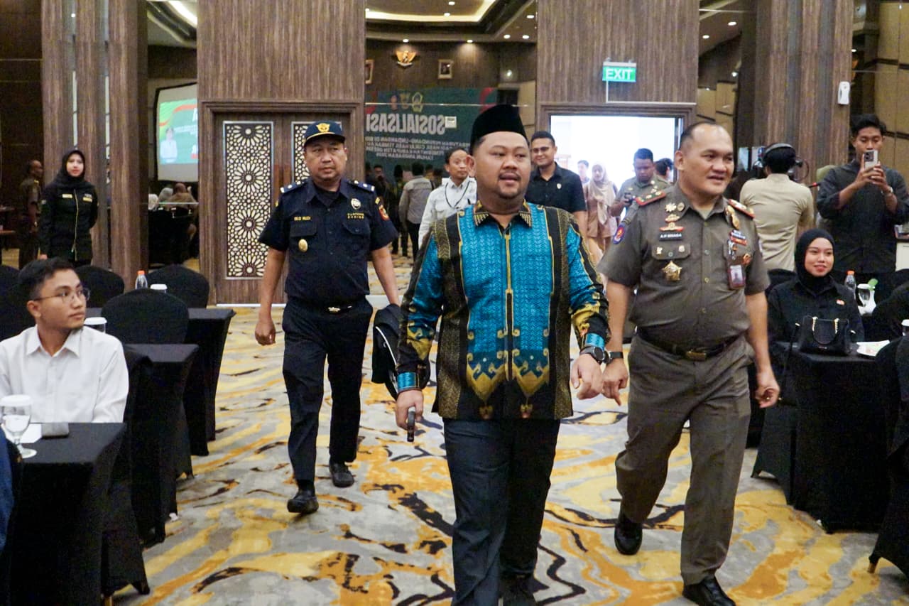 Bupati Gresik Fandi Akhmad Yani didampingi Kepala Satpol PP Gresik, Agustin Halomoan Sinaga dan Kasie PLI Bea Cukai Gresik Eko Rudi Hartono