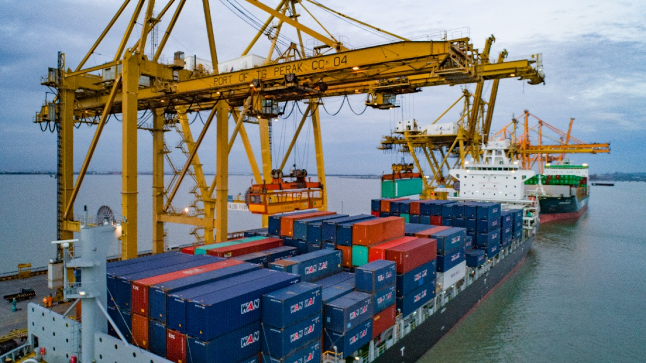 PT Terminal Petikemas Surabaya (TPS) mencatatkan pertumbuhan positif pada kinerja operasional bulanan sepanjang April 2026