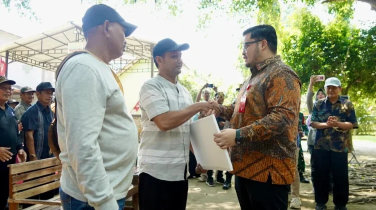 Bupati Kediri Bantu Benih Jagung dan Traktor ke Kelompok Tani