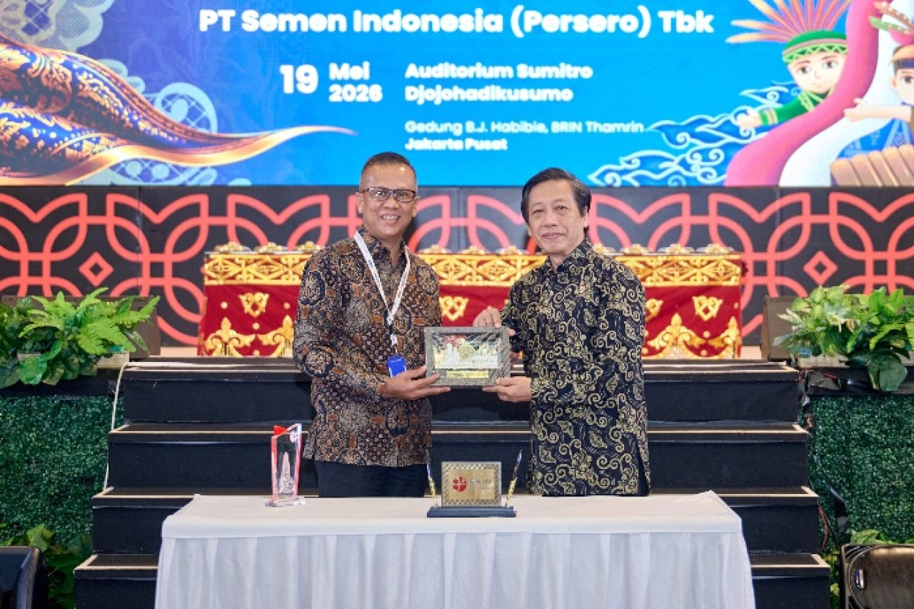 Penandatanganan Nota Kesepahaman oleh Direktur Utama SIG, Indrieffouny Indra dan Deputi Bidang Pemanfaatan Riset dan Inovasi BRIN, R. Hendrian