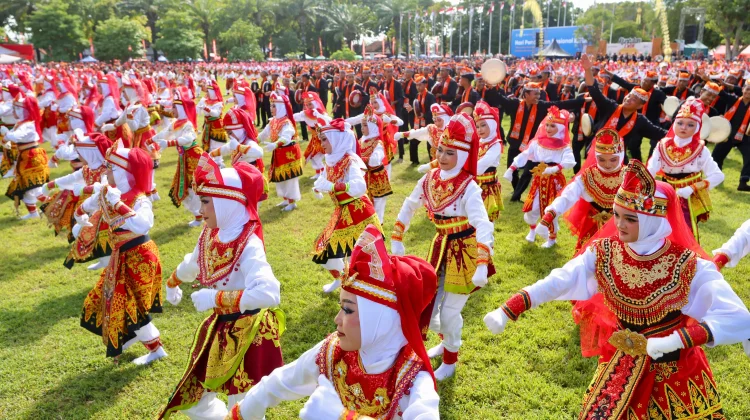 pertunjukan kolosal Kuntulan Ewon yang melibatkan 1.060 pelajar di Taman Blambangan, Sabtu, 2 Mei 2026.