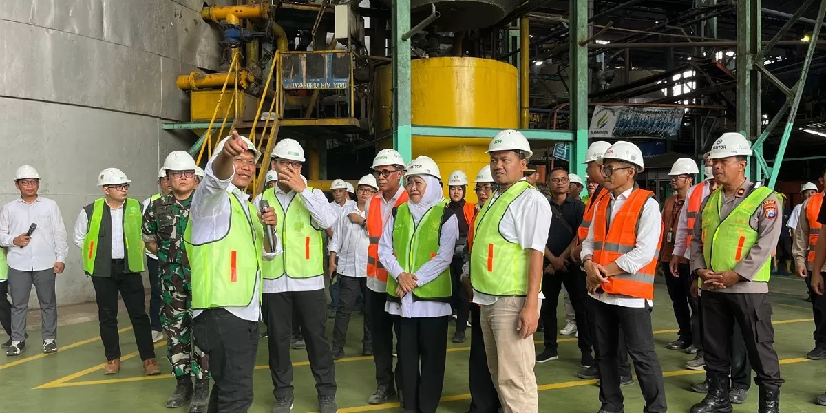 Gubernur Jawa Timur Khofifah Indar Parawansa didampingi Dirut SGN Mahmudi memantau proses giling tebu di Pabrik Gula Ngadirejo Kabupaten Kediri