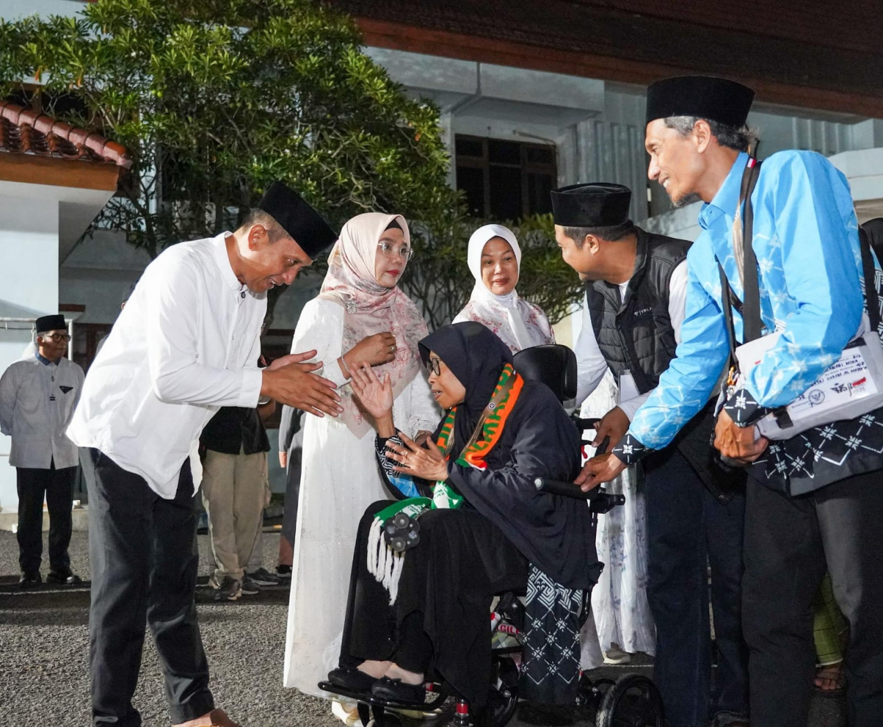 Bupati Bojonegoro Setyo Wahono bersama Wakil Bupati Nurul Azizah dan jajaran Forkopimda secara resmi memberangkatkan calon jamaah haji Kabupaten Bojonegoro menuju Tanah Suci.