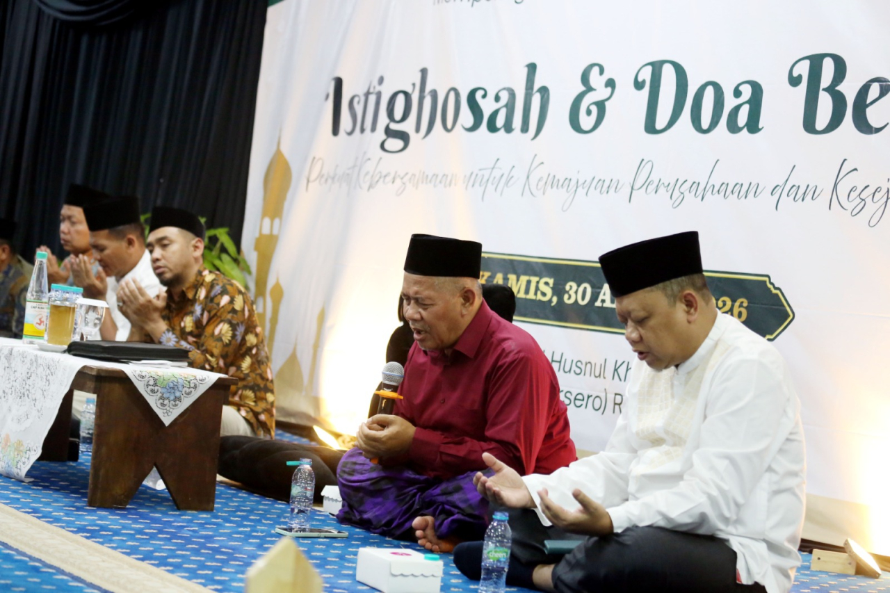 KH Marzuki Mustamar didampingi Region Head PTPN I Regional 5 Subagiyo memanjatkan doa dalam kegiatan Istighosah dan doa bersama menyambut Hari Buruh Sedunia