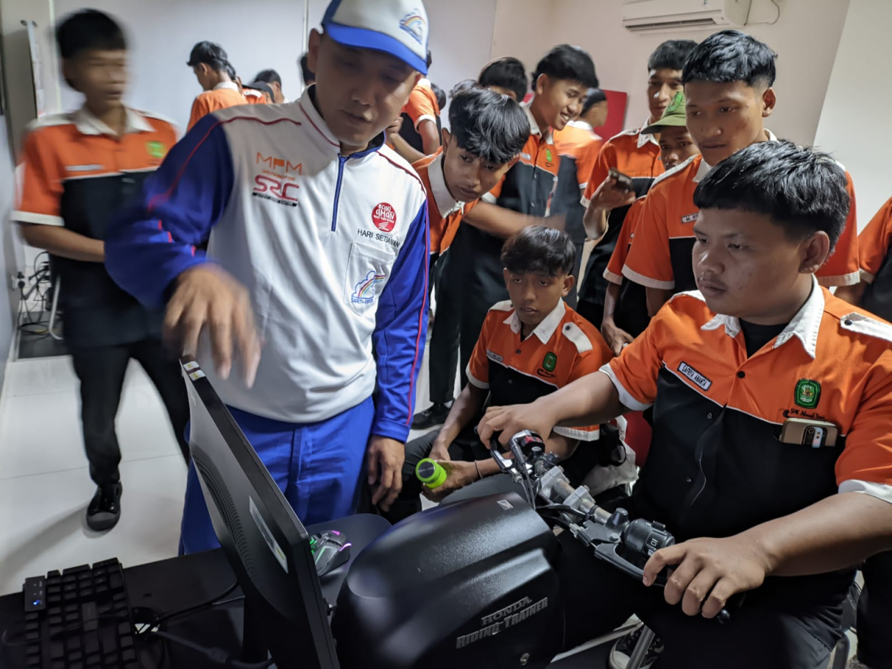 MPM Honda Jatim secara konsisten menggelar edukasi keselamatan berkendara melalui berbagai program pelatihan di Safety Riding