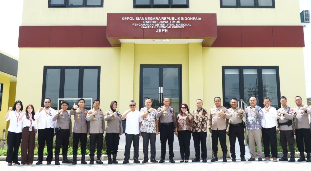 Kawasan Ekonomi Khusus (KEK) Gresik atau Java Integrated Industrial and Ports Estate (JIIPE) resmi menyerahkan bangunan kantor kepolisian baru ke Polres Gresik