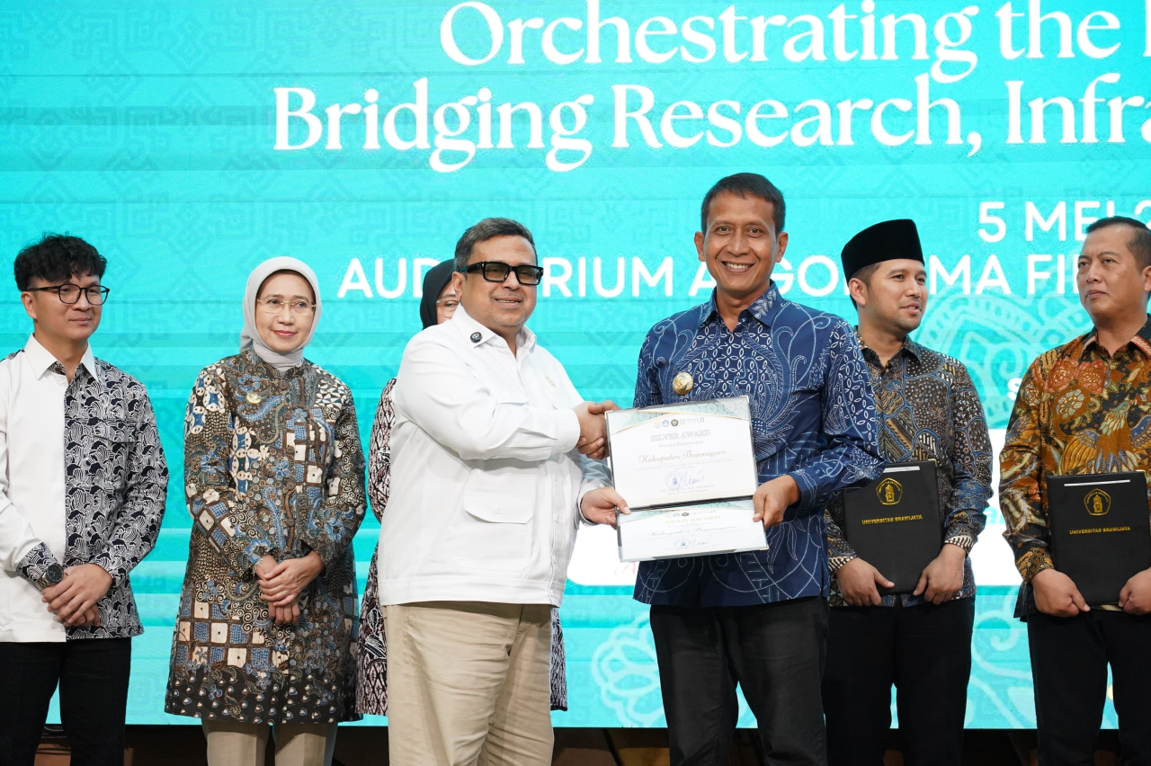 Bupati Bojonegoro, Setyo Wahono, menerima penghargaan bergengsi dari Halal Metric Universitas Brawijaya dalam ajang Indonesia Halal Ecosystem Summit & UB Halal Metric Award 2026