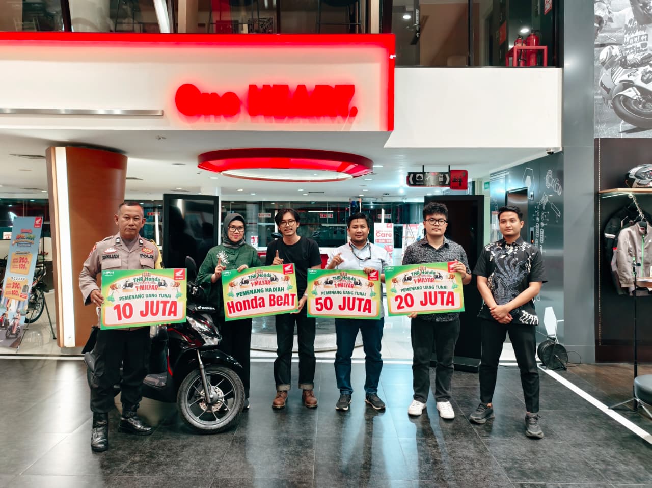Para pemenang program undian THR Honda dengan total hadiah Rp1 miliar
