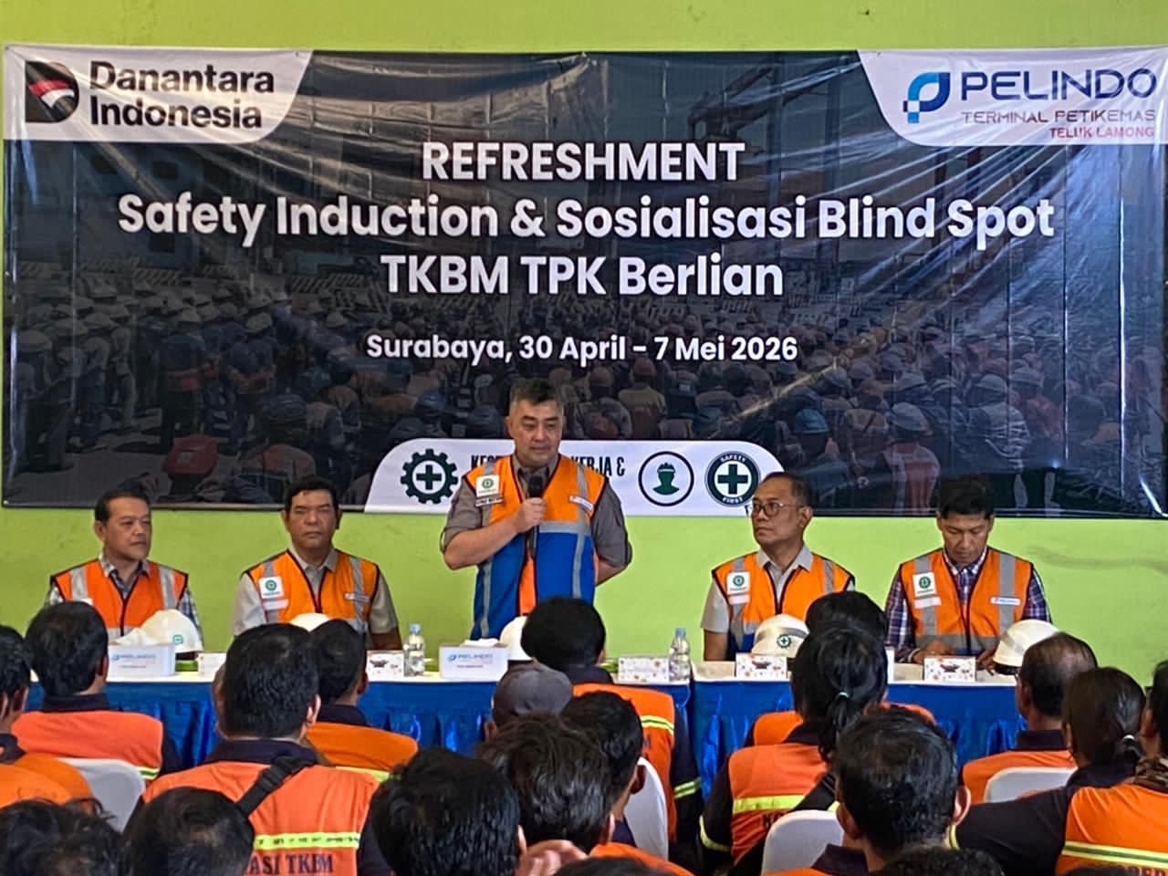 Dari Paling Kiri (Daru Wicaksono Executive Director 3 Pelindo, David Pandapotan Sirait Direktur Utama PT Terminal Teluk Lamong, Achmad Muchtasyar- Direktur Utama PT Pelabuhan Indonesia Persero, M Adji