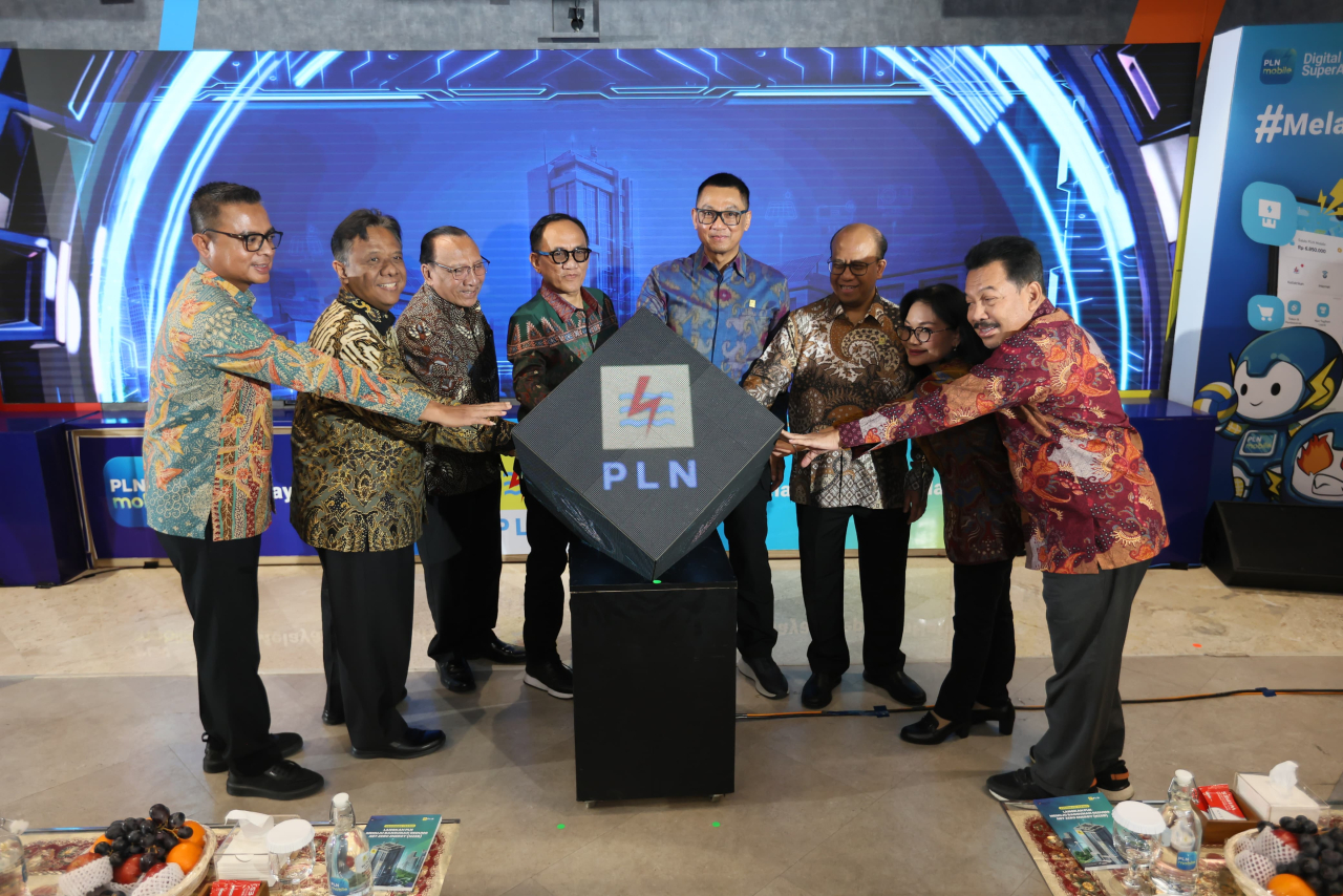 Peluncuran program _Smart and Green Building_ yang dilakukan secara simbolis oleh Komisaris Independen PLN, Andi Arief (keempat dari kiri); Komisaris Independen PLN, Mutanto Juwono (ketiga dari kiri)
