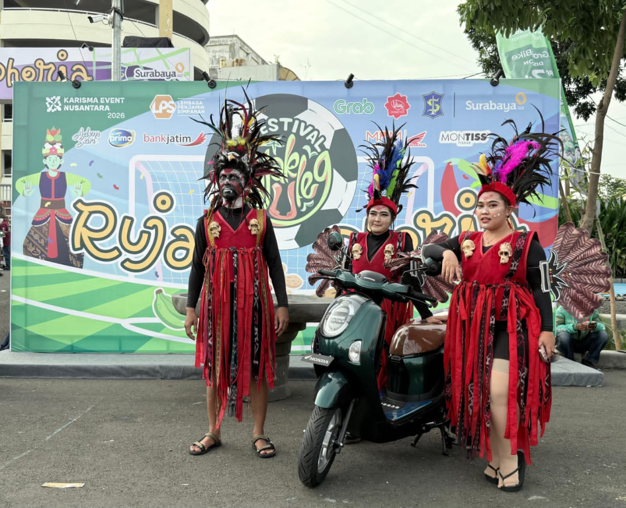 Booth Honda menjadi salah satu area yang ramai dikunjungi berkat hadirnya jajaran motor premium matic Honda seperti Honda PCX160, Honda ADV160, Honda Stylo 160, Honda Vario 160 hingga motor listrik Honda CUV e:.