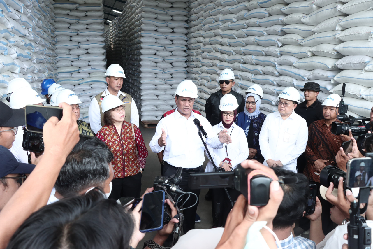 Menteri Pertanian RI Andi Amran Sulaiman saat wawancara di Gudang Sewa Bulog, Kawasan Pergudangan Bumi Maspion, Kabupaten Gresik, Rabu (13/5/2026)